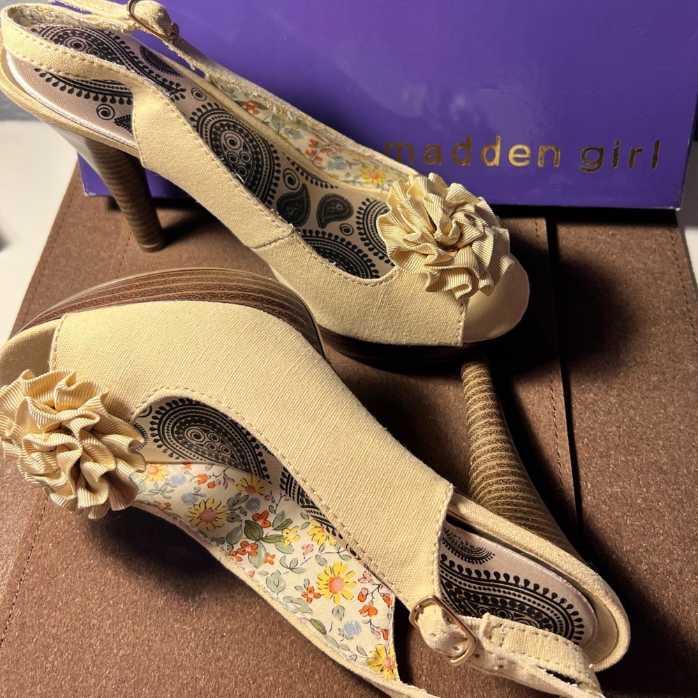 Madden Girl, Fira pumps